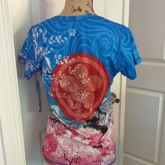 NWT! Rare Women's Blue Graphic Top - Picture 5 of 5